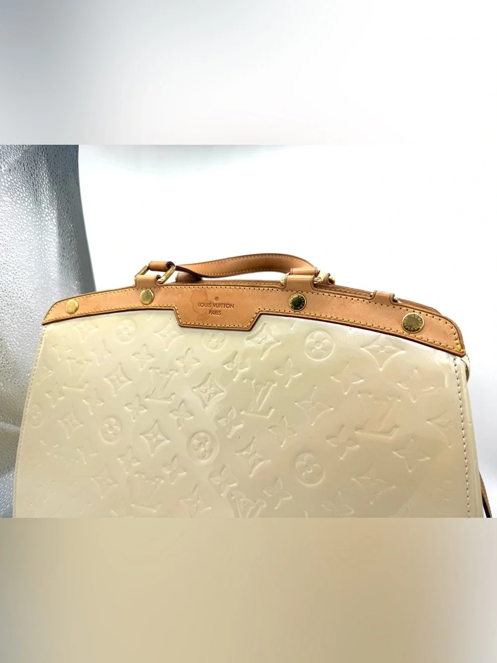 Authentic Louis Vuitton Vernis Brea GM in Blanc Corail